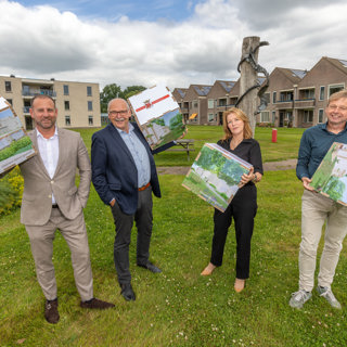 Namens de 3 samenwerkingspartners staan 4 personen op de foto die de samenwerkingsovereenkomst tekenden. Sebastiaan Verlaan, directeur bestuurder Zorggroep Liante, Jelke Nijboer wethouder wonen gemeente Ooststellingwerf,  Esther Verhagen, wethouder sociaal domein gemeente Ooststellingwerf, Rob Hoogeveen, manager Vastgoed Actium.