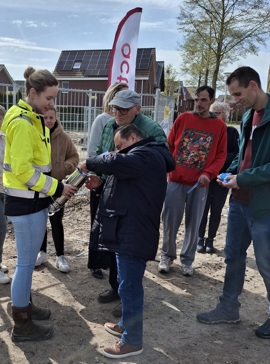 Bewoners stoppen herinneringen aan de wijk in de tijdcapsule
